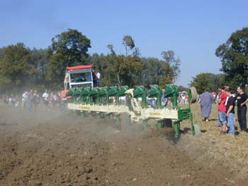 Schl&uuml;tertraktoren mit Gassnerpfl&uuml;ge auf Gut Rohrenfeld 2004(Olymp 6)